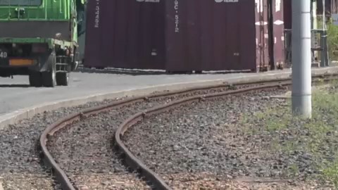 暑さでレールがゆがむ恐れが…