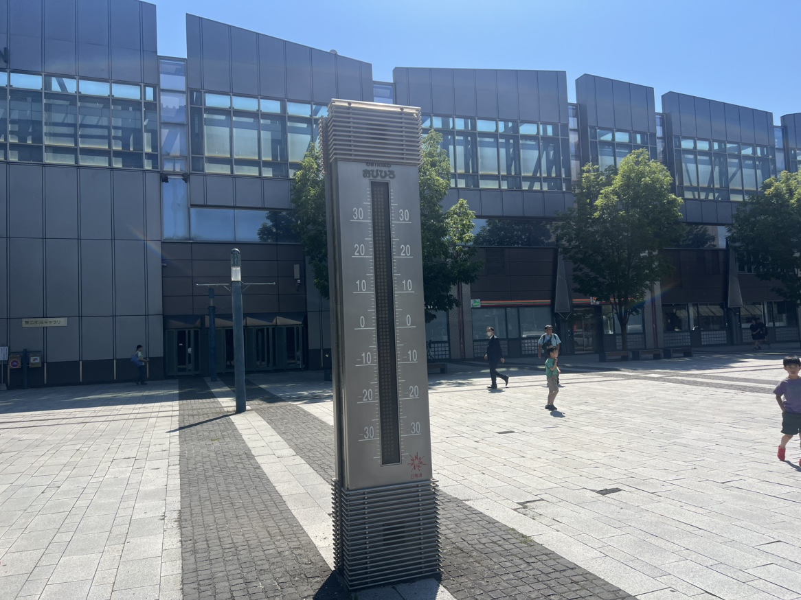 温度の表示ができなくなったJR帯広駅前の温度計(午後2時ごろ)