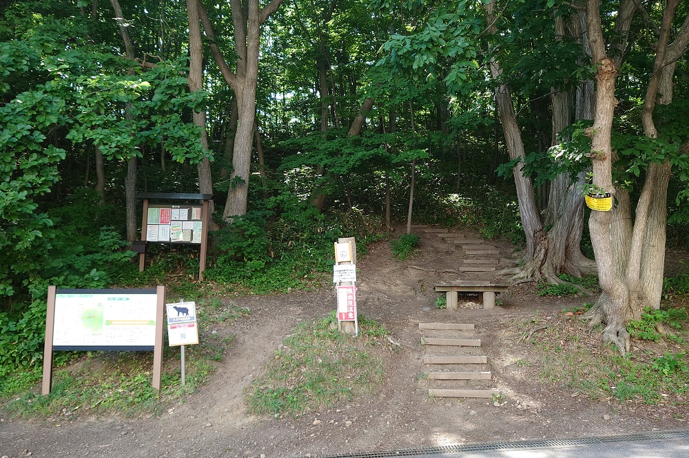 三角山の登山道入り口