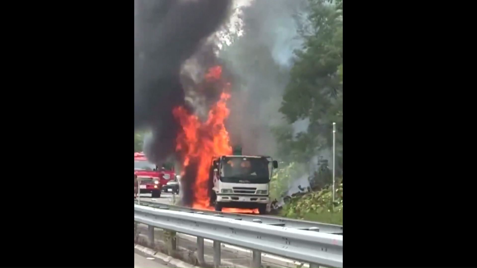 激しく燃えるトラック