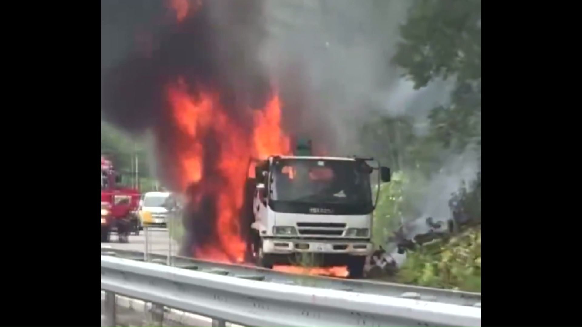 【車両火災速報】旭川・紋別自動車道の上り線でトラックが走行中に出火…上下線で一部通行止めに_運転手と同乗者は外に避難し無事〈北海道遠軽町〉