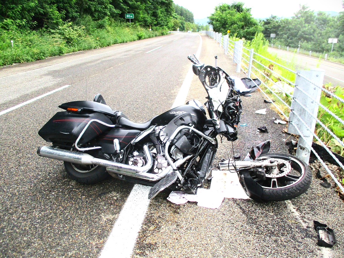 事故を起こした大型バイク(提供:道警)