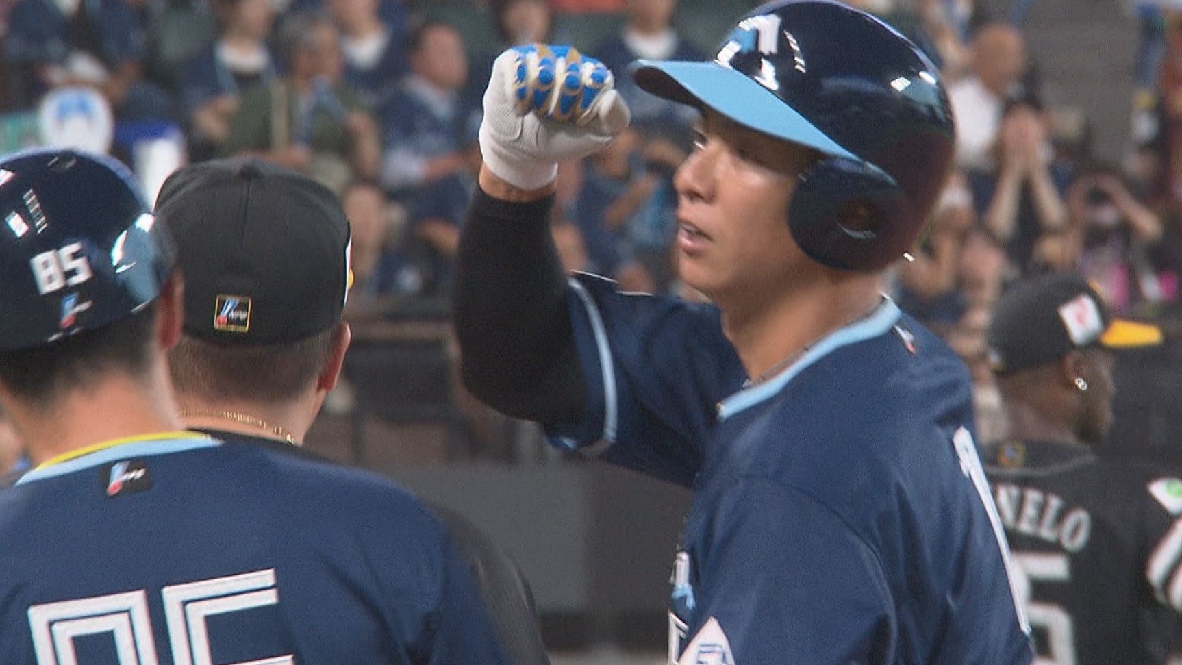 初回ヒットで出塁する松本剛選手