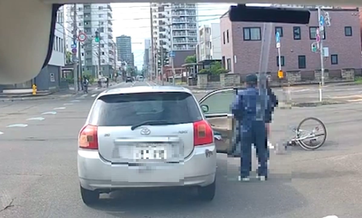 運転手の男性ははねられた女子高校生に短く声をかける（撮影：視聴者）