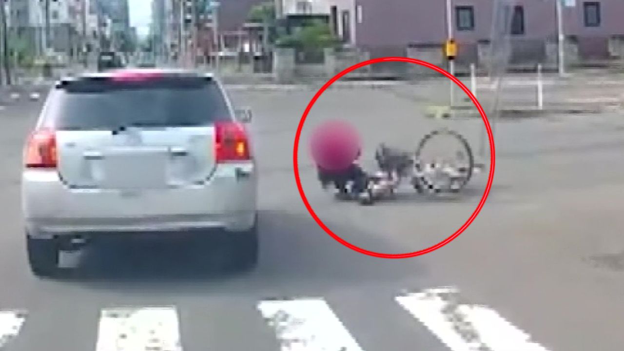 自転車の女子高校生が乗用車にはねられた（提供：視聴者）