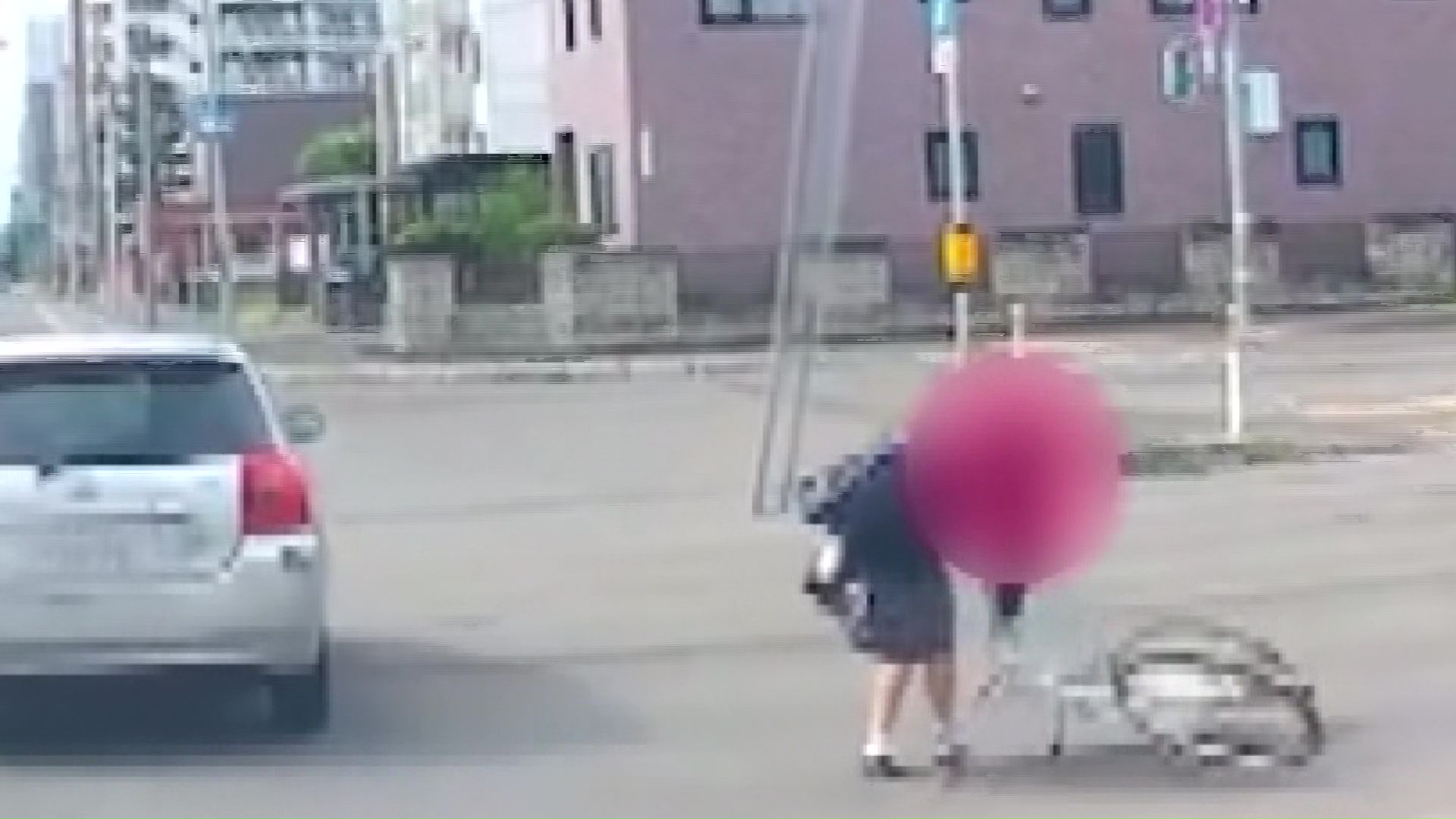 現場から立ち去る乗用車（提供：視聴者）