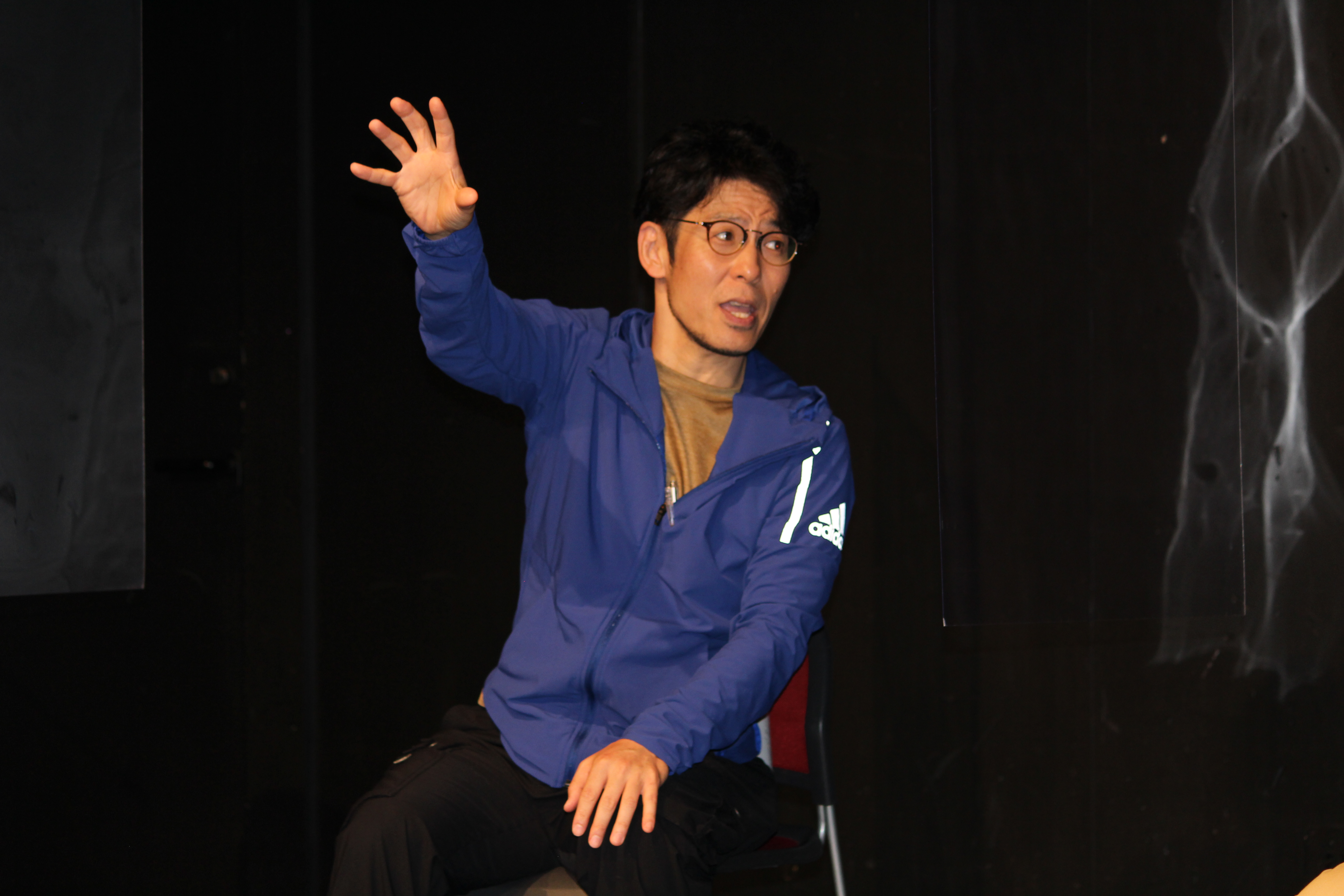 稽古中の明逸人さん