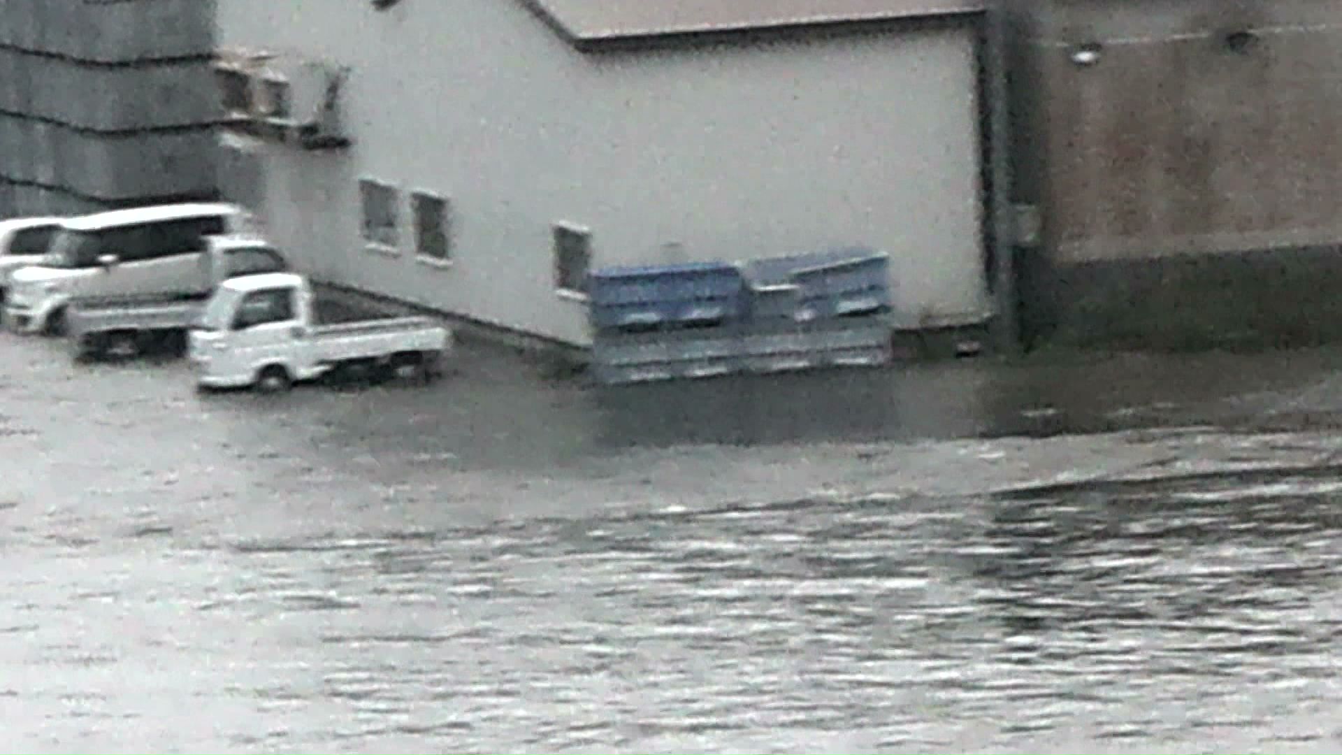 花咲港の岸壁を波が一時超える様子も