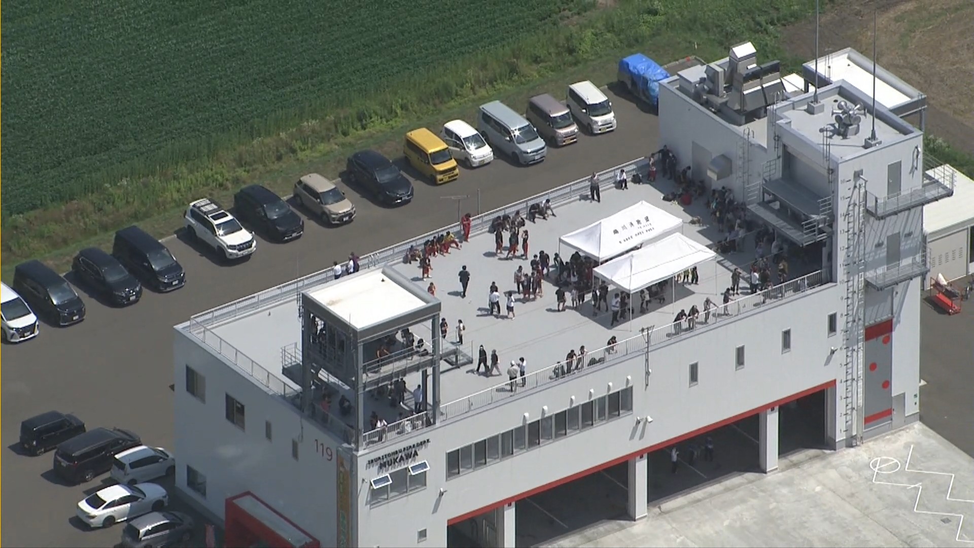 消防庁舎の屋上に避難した住民（むかわ町　30日）