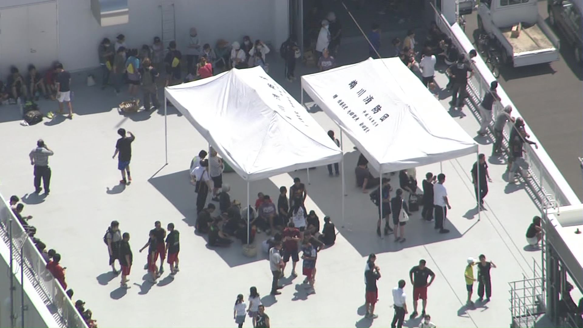 消防署屋上に避難する人たち(むかわ町)