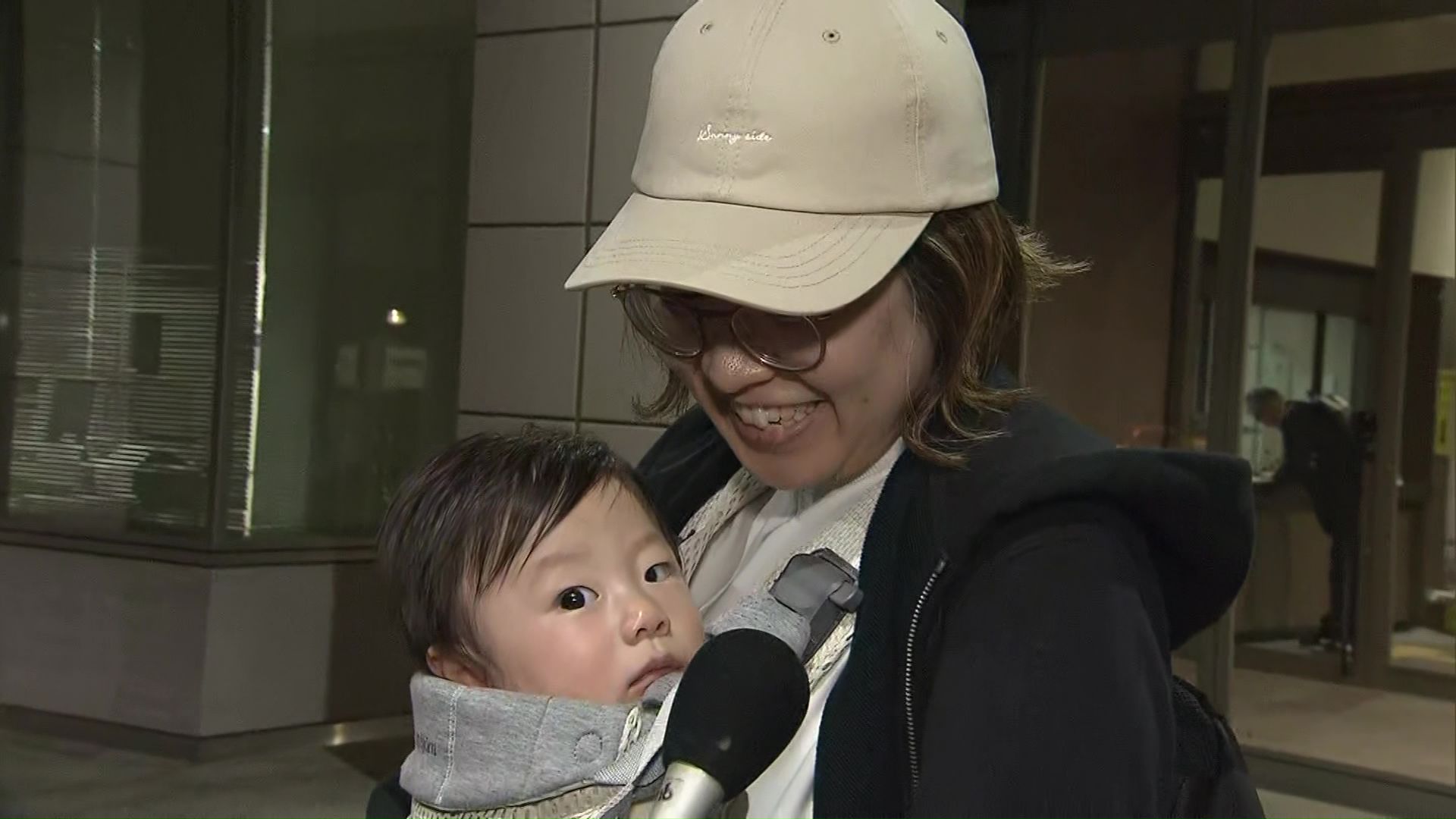 赤ちゃん連れの母親(釧路市民)