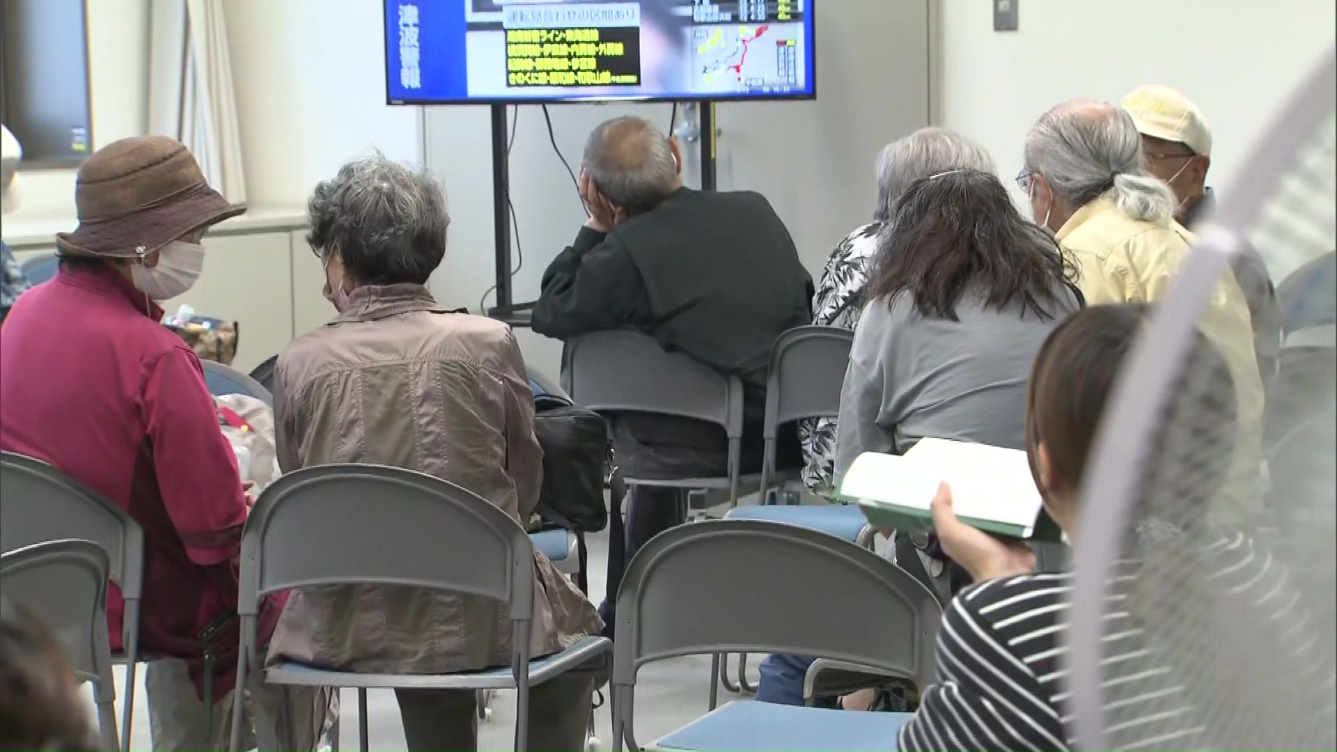 避難所に集まった人々