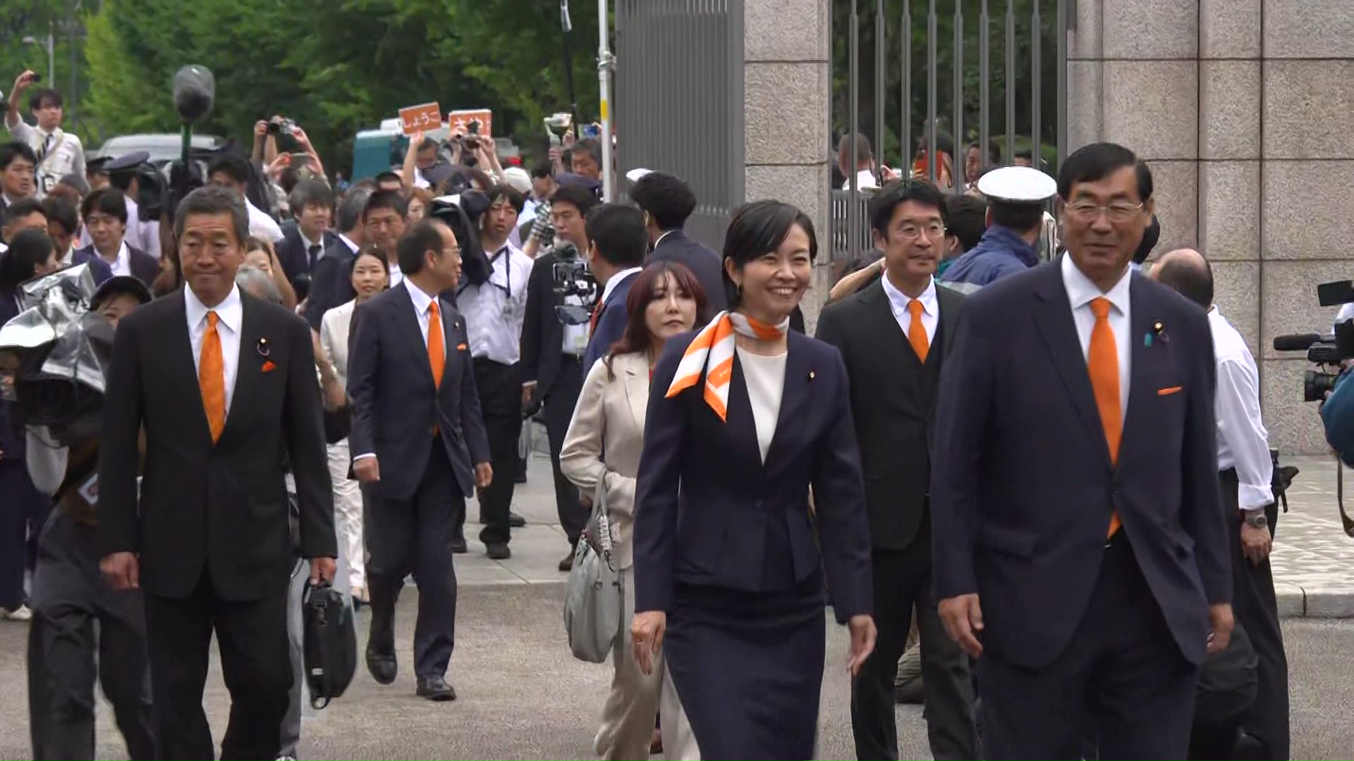 門をくぐる新人議員ら