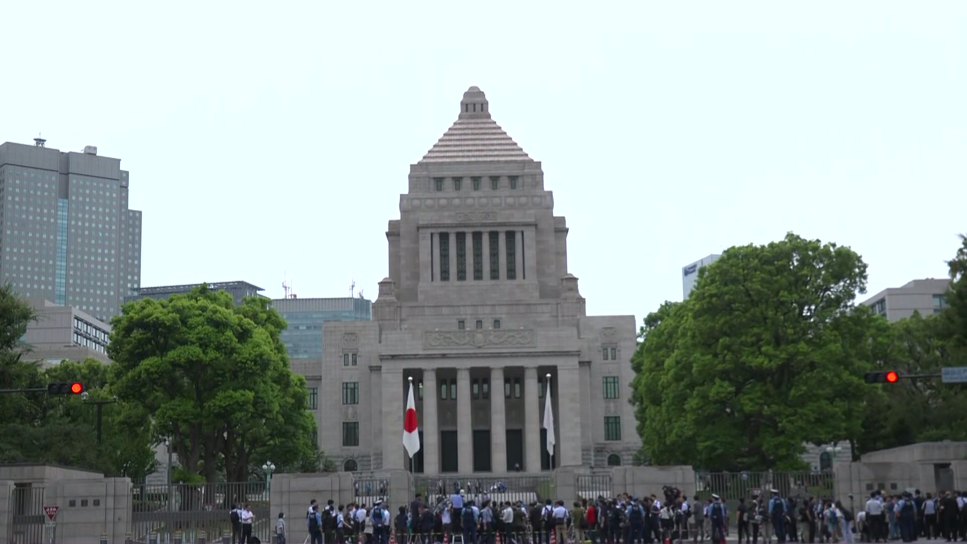 内閣不信任案の提出は見送りに