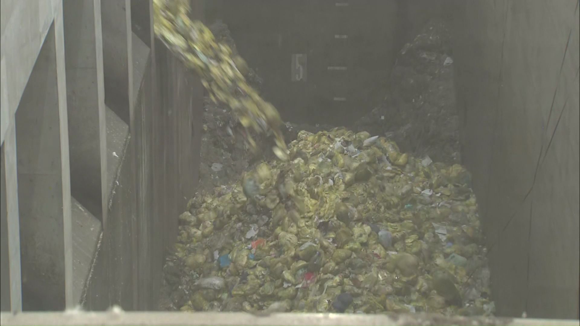 焼却されるゴミ