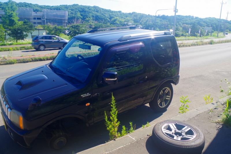 タイヤが外れた車（提供 北海道警）
