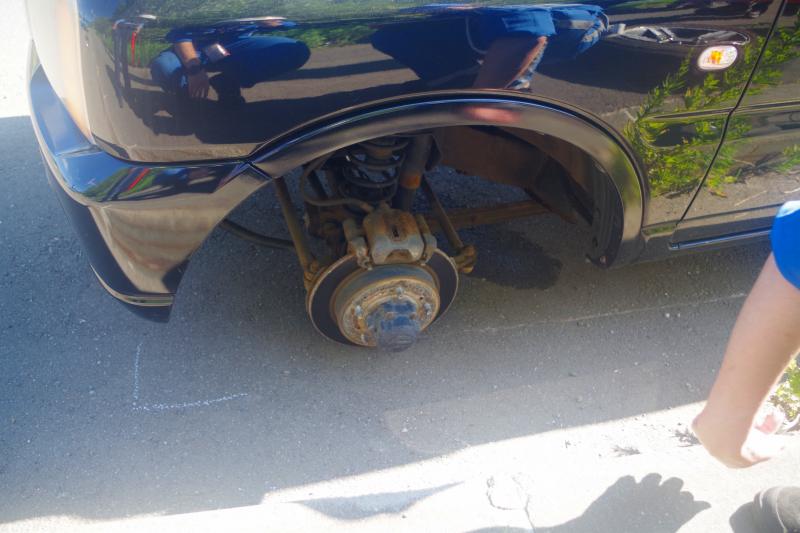 左前タイヤが外れる(提供 北海道警)