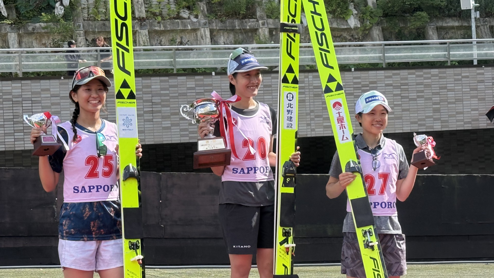 8月2日札幌市長杯大倉山サマージャンプで表彰台にのぼった 一戸くる実選手・丸山希選手・伊藤有希選手