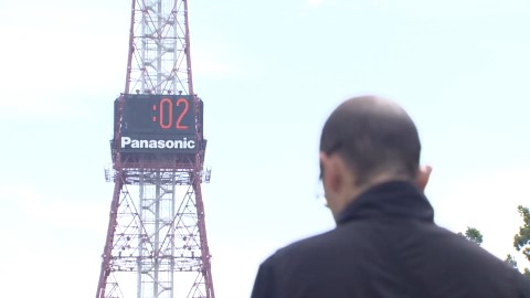 テレビ塔のデジタル時計がカウントダウン