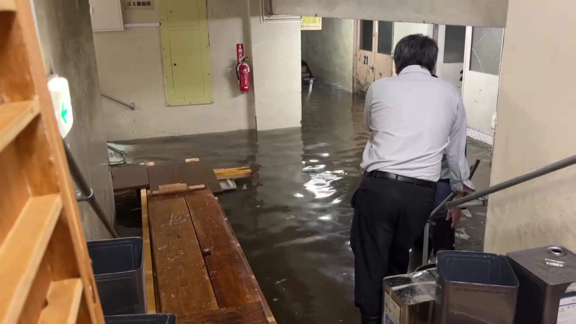 市役所の地下に水が入り込んだ(撮影:視聴者)