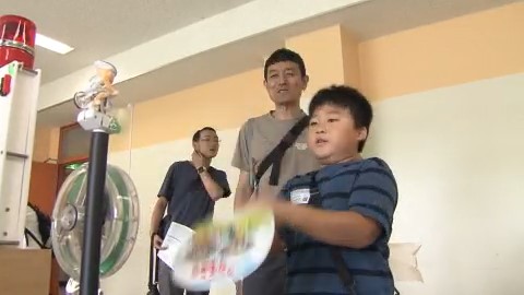 うちわをあおいで風力発電