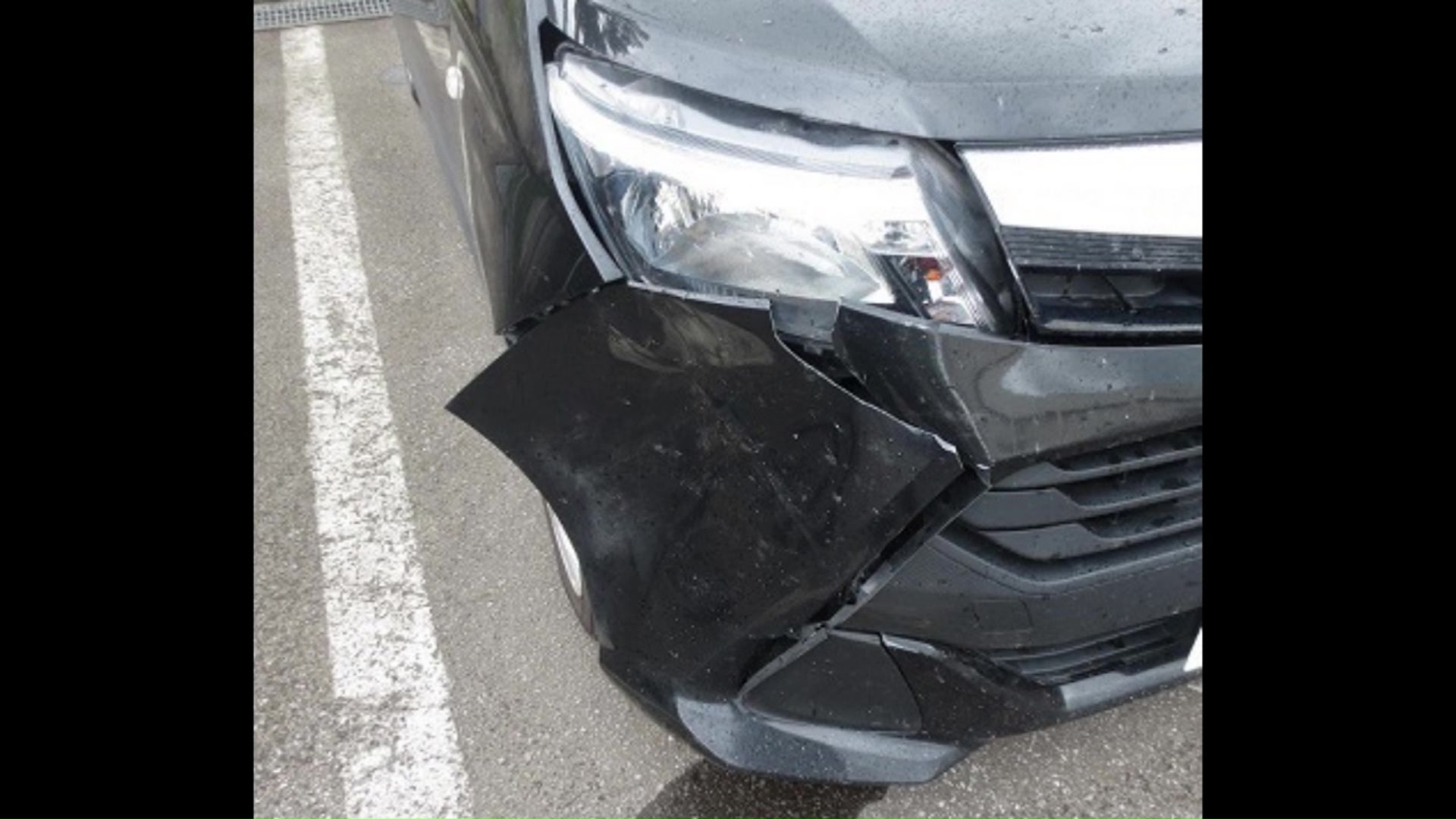 衝突で車は右の前方が破損(提供:北海道警察)