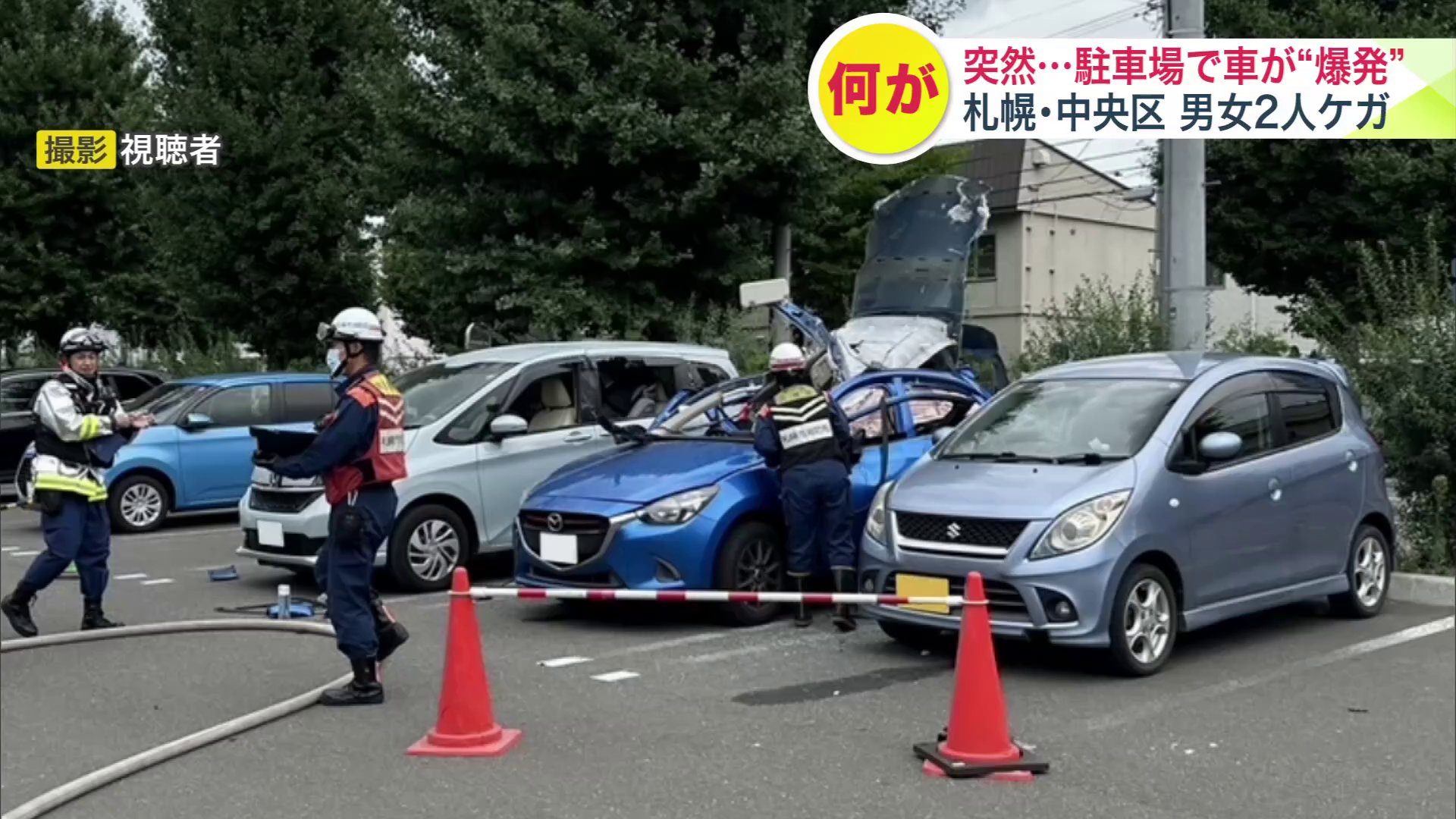 車の屋根がめくれ上がっている（撮影：視聴者）