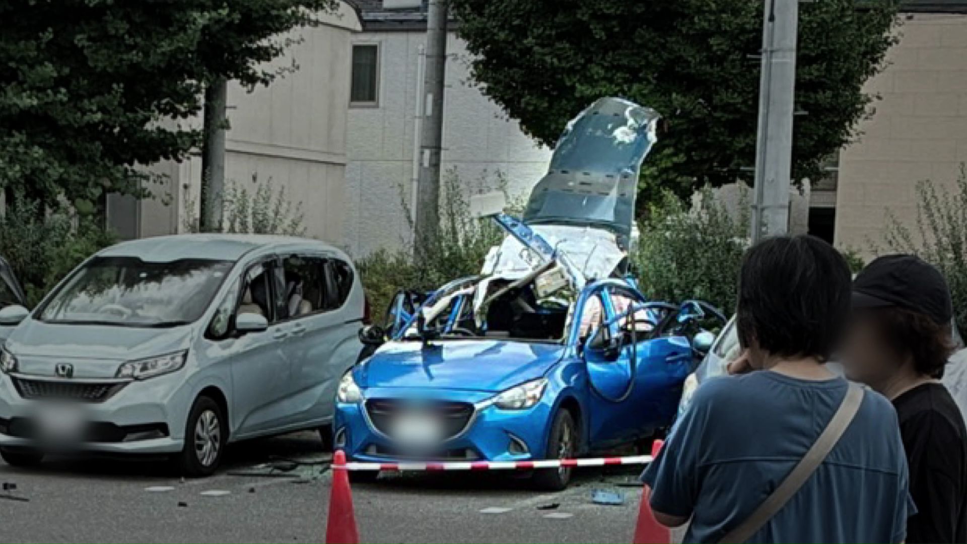 爆発により変形する車両(撮影:視聴者)