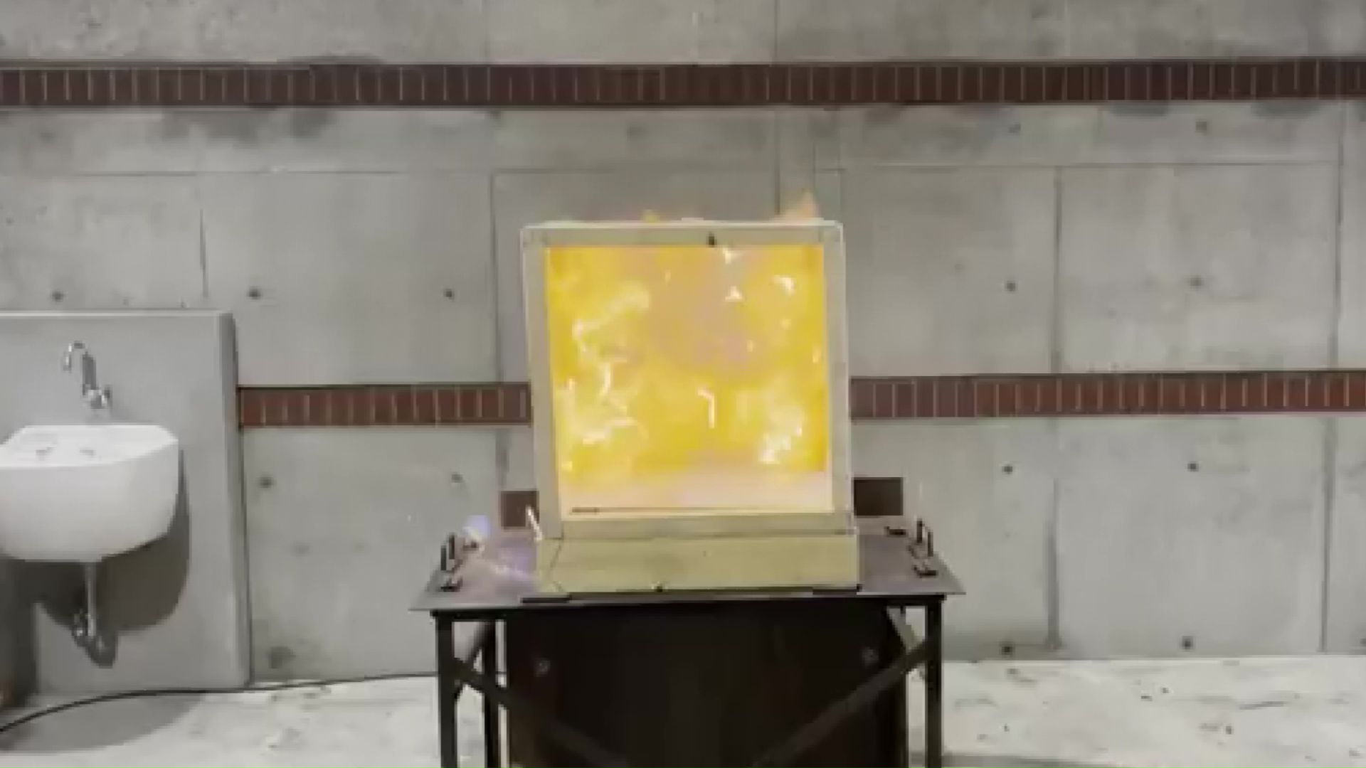 可燃性ガスの危険性を示す実験(提供:湖南広域消防局)