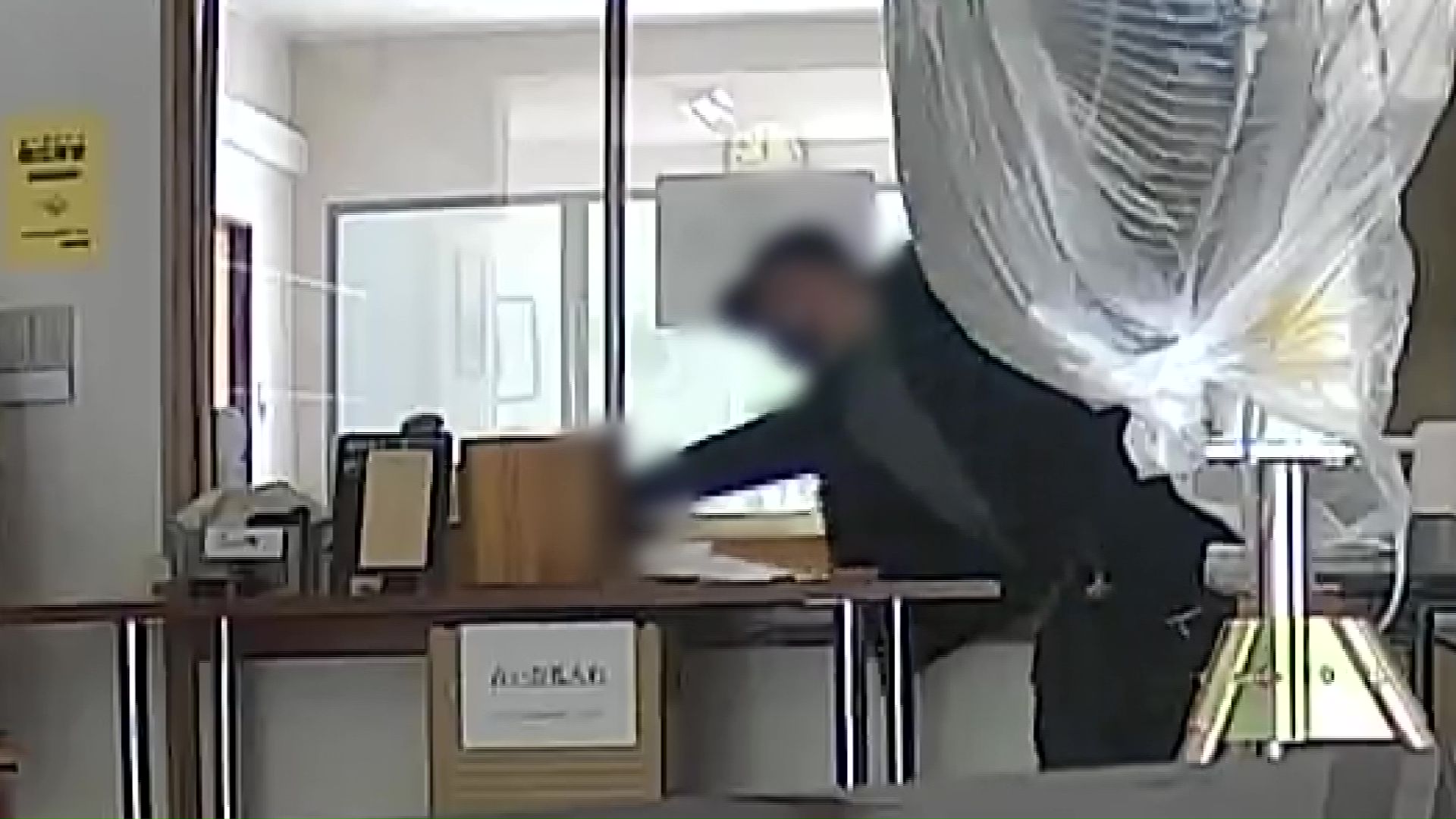 男は現金が入った箱に手をかけた(提供:金剛山大慶寺)