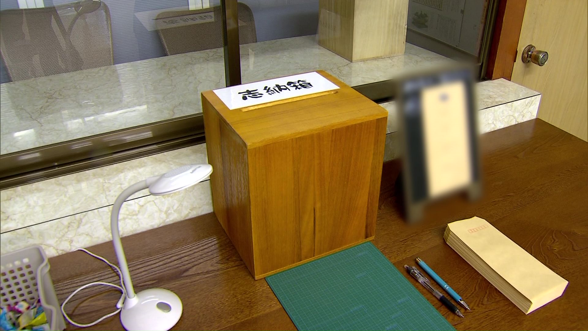 男が現金を盗んだ志納箱