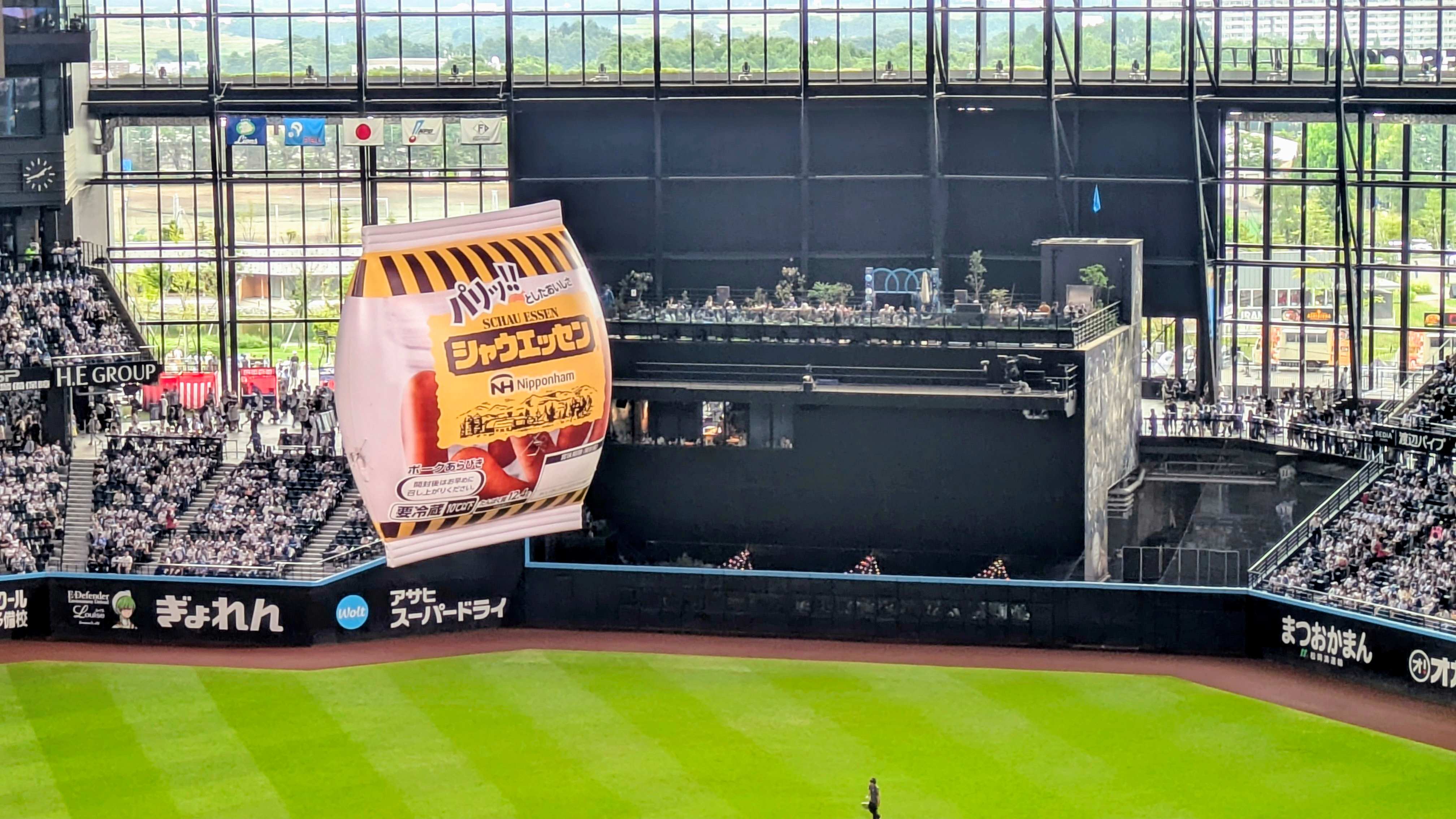 試合前に登場した巨大シャウエッセン