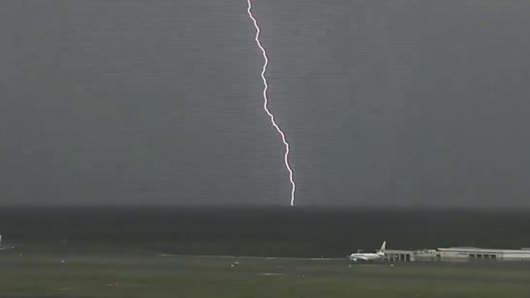【巨大積乱雲】新千歳空港周辺で落雷相次ぐ_苫小牧市には巨大積乱雲が出現…大気の状態が非常に不安定で激しい雷雨に！3連休も天気急変に注意＜北海道＞