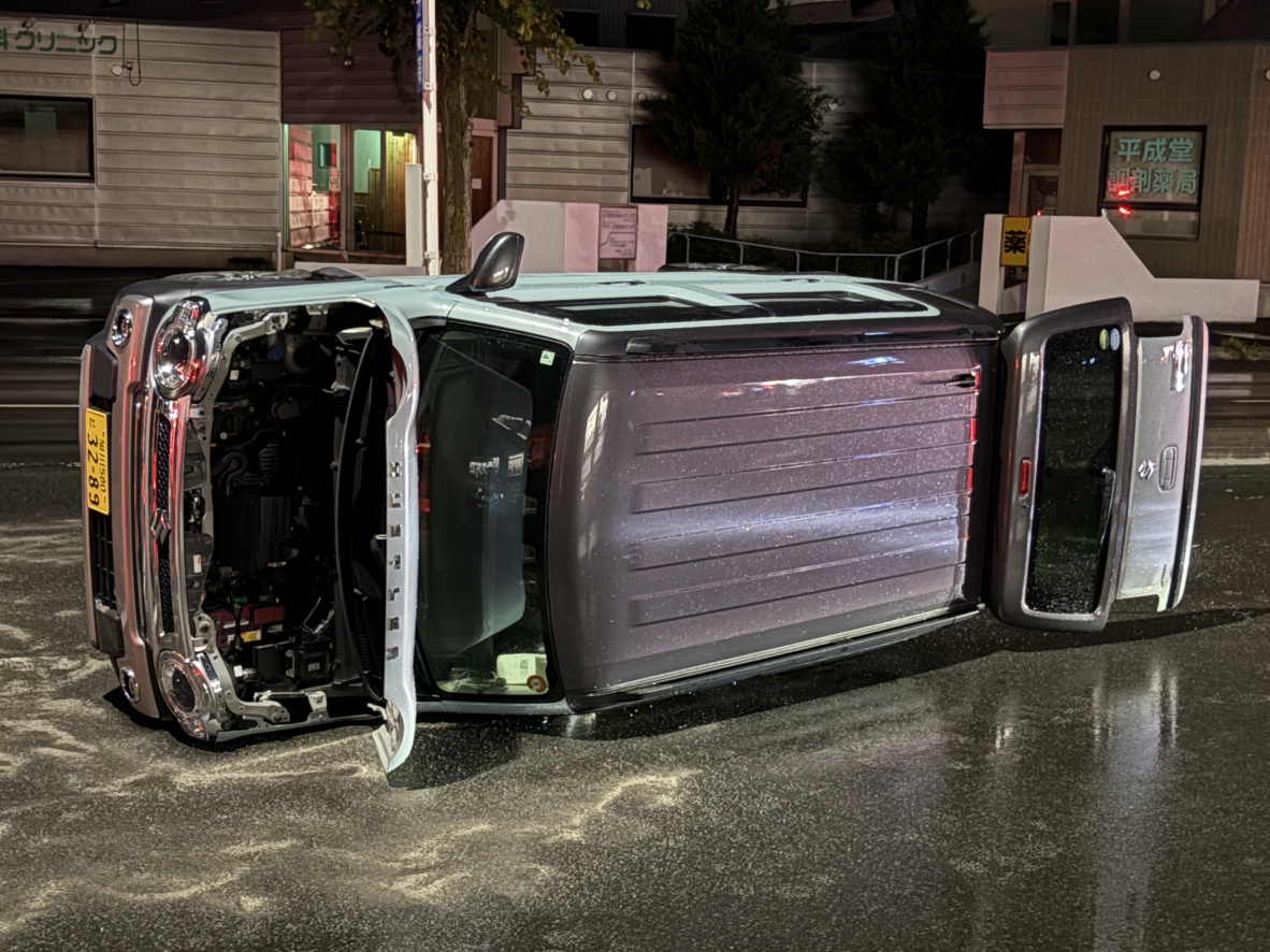 単独事故で横転した軽乗用車