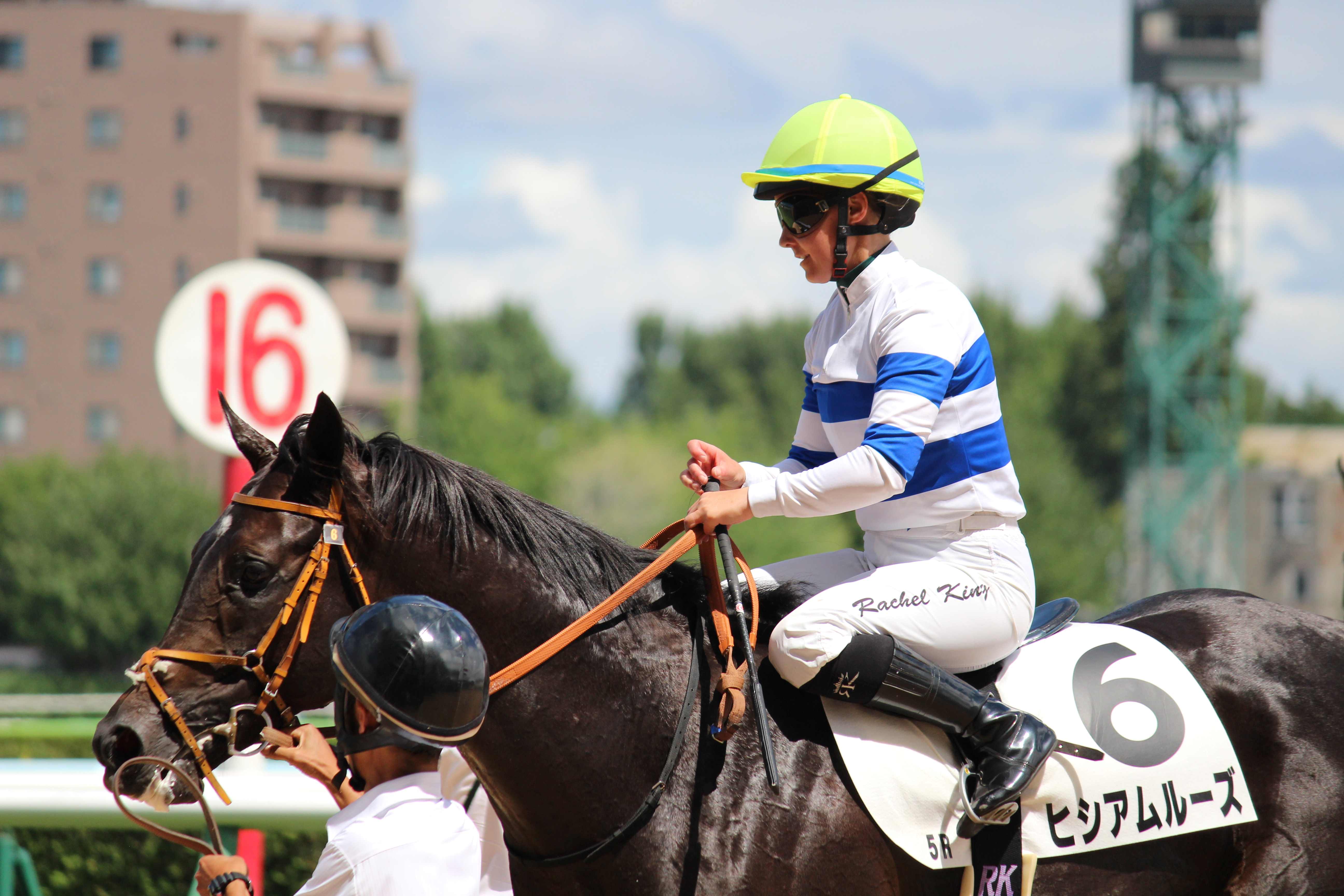 新馬戦を快勝したヒシアムルーズとレイチェル・キング騎手
