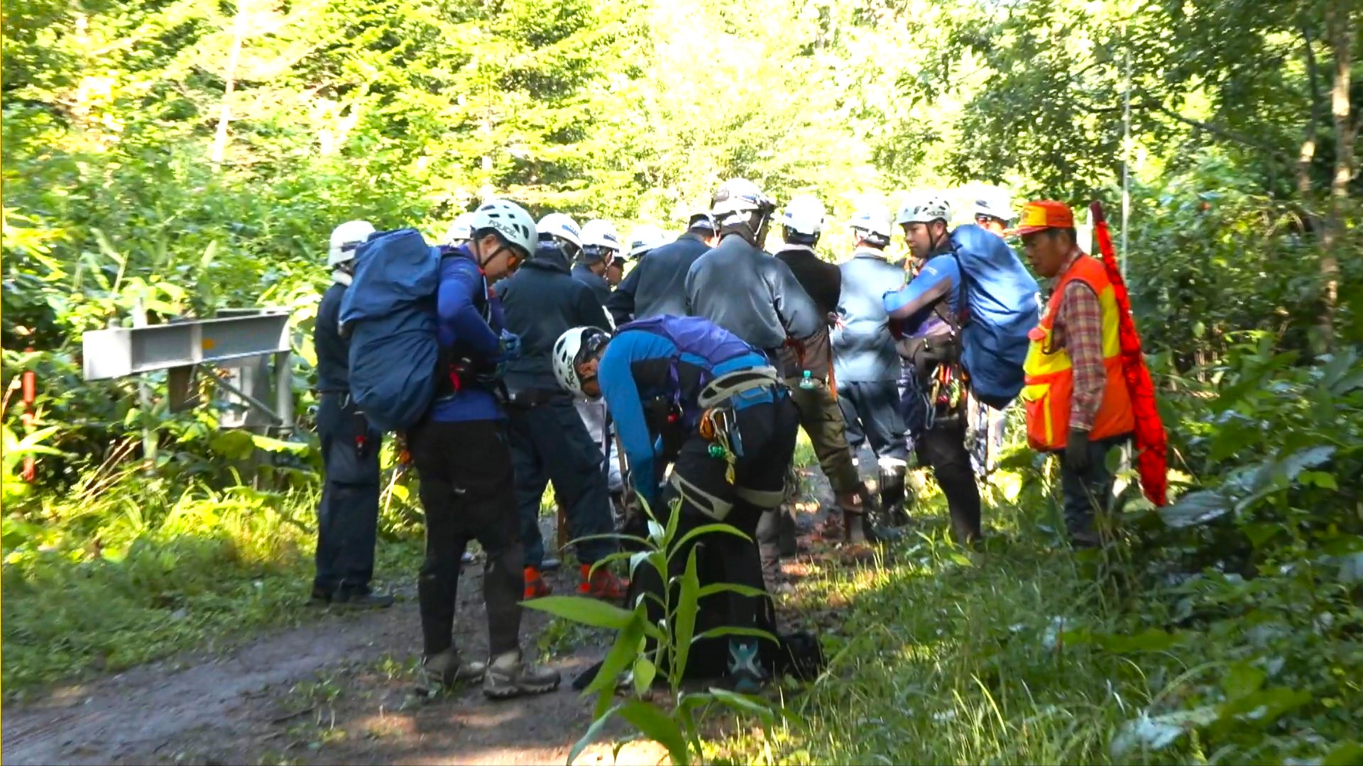 現場に向かう警察や消防隊員たち