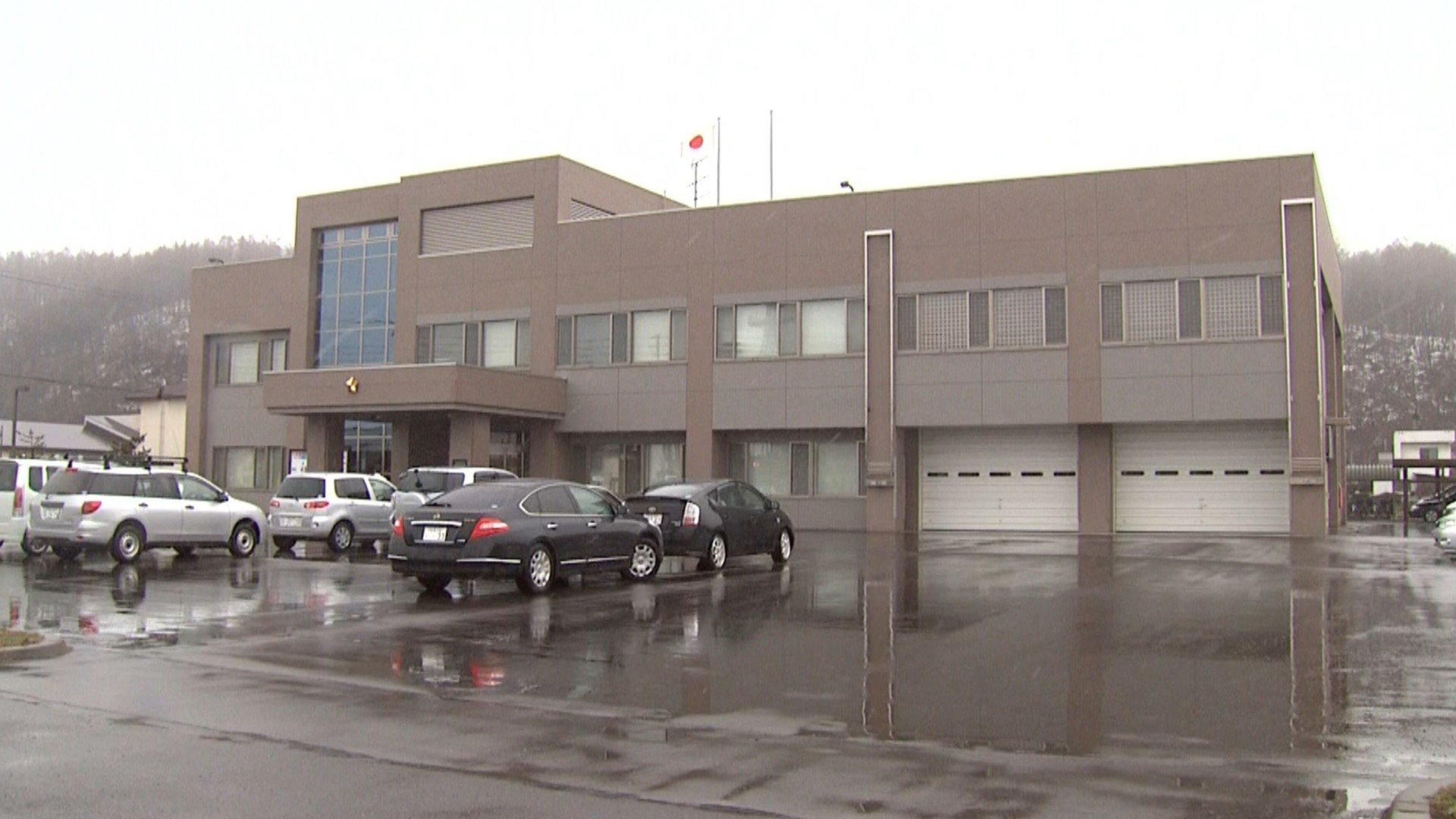 事故の状況を調べる北海道警遠軽署