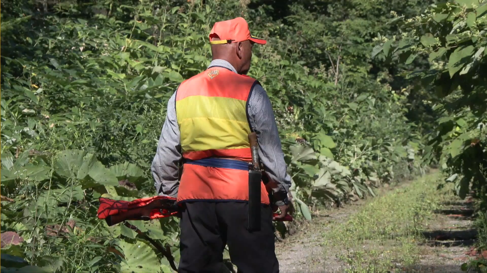クマ出没に備えてハンターも出動