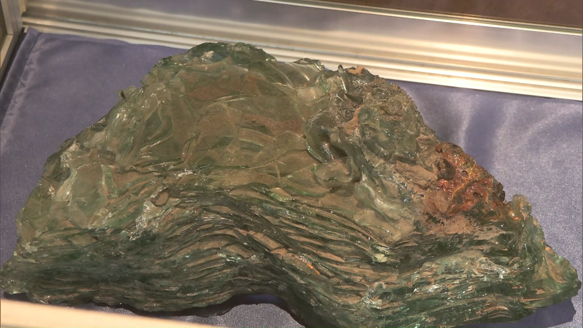 熱で変形して固まったガラス