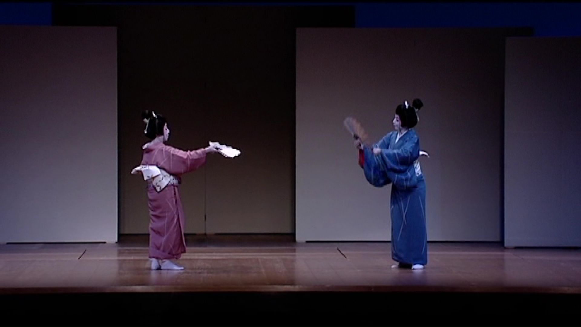 娘と一緒に踊りを披露する明日待子さん(提供:遺族)