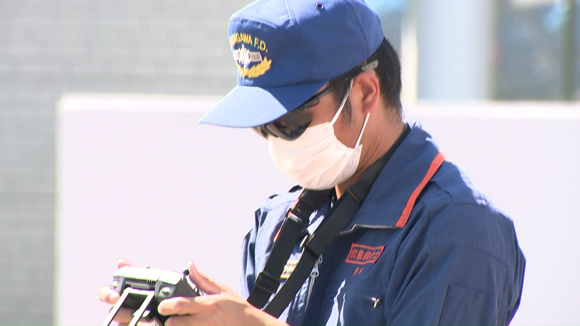 ドローンを操作する職員