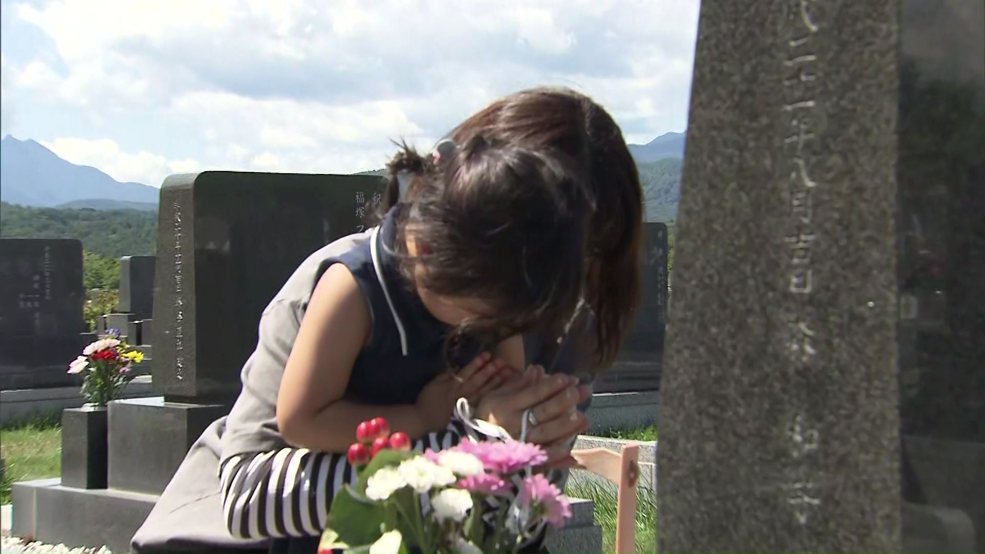 13日は多くの人が墓参りに