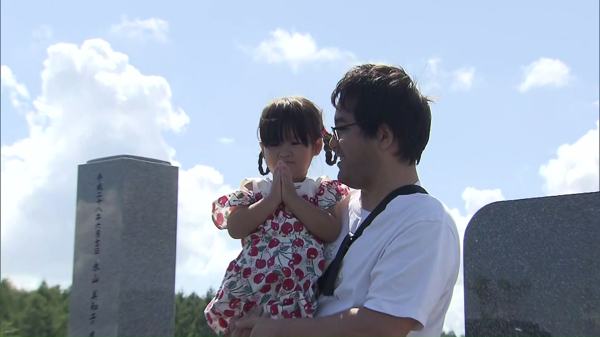 神奈川県からお墓参りに訪れた人
