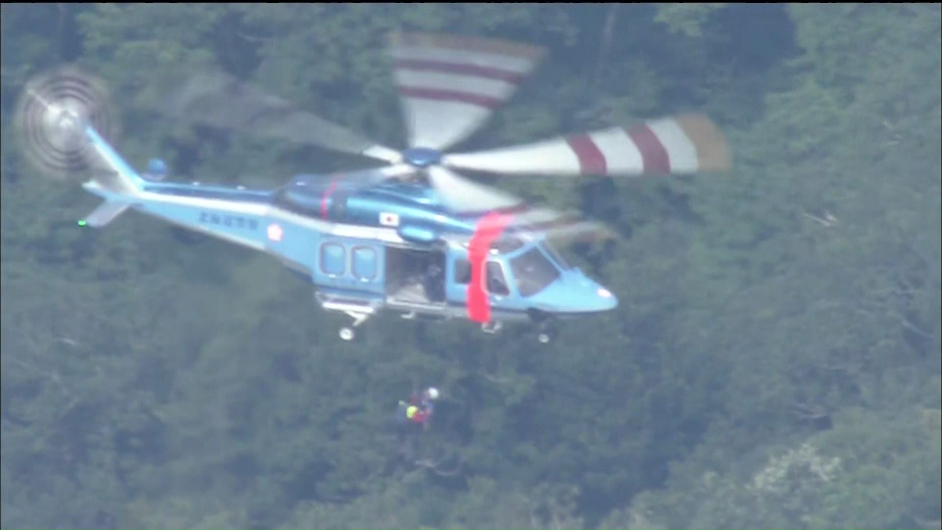ヘリコプターで救助される登山客たち
