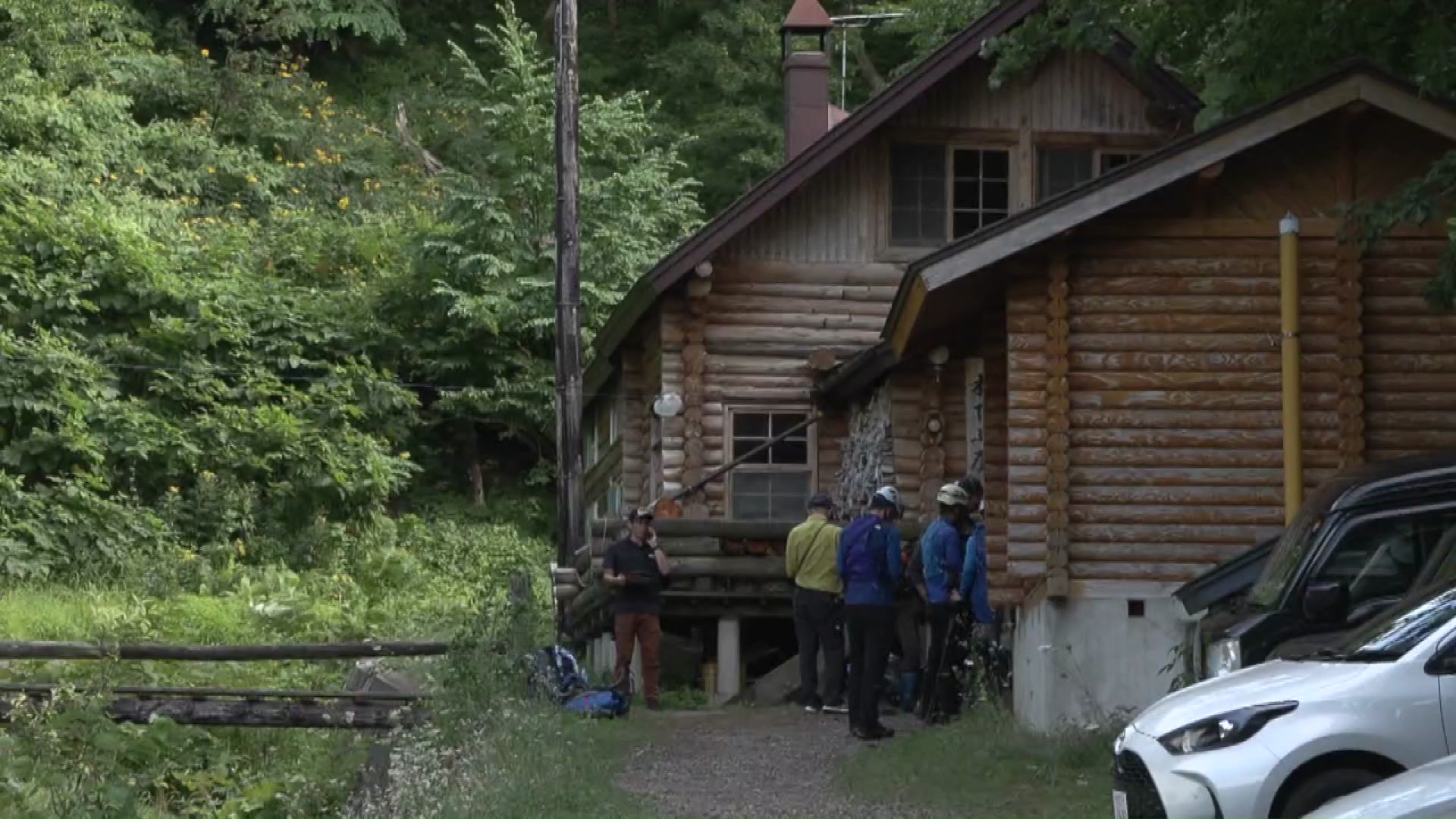 警察などが救助を進めた