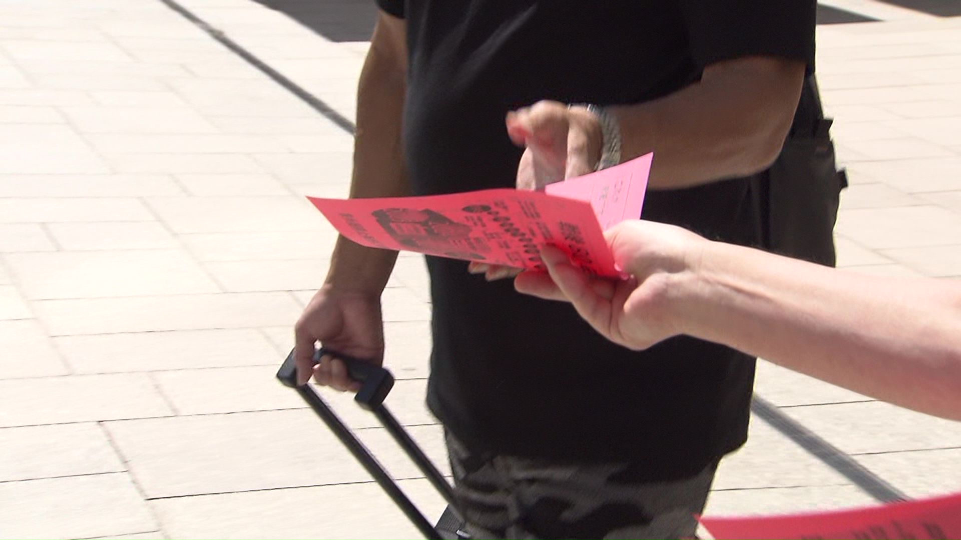 札幌駅前で道行く人に「赤紙」が配られた