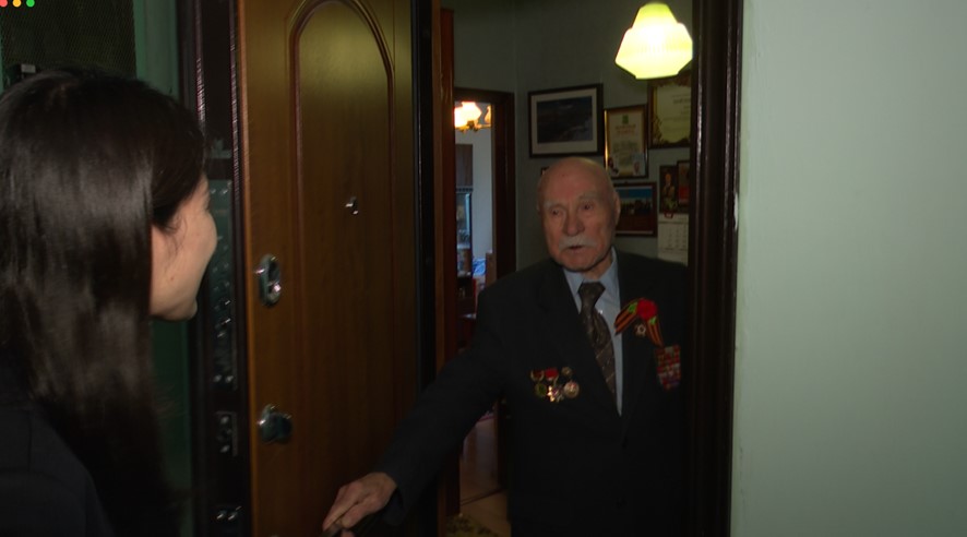 モスクワ市内の自宅で記者を出迎えるトリンコフさん(2025年5月)