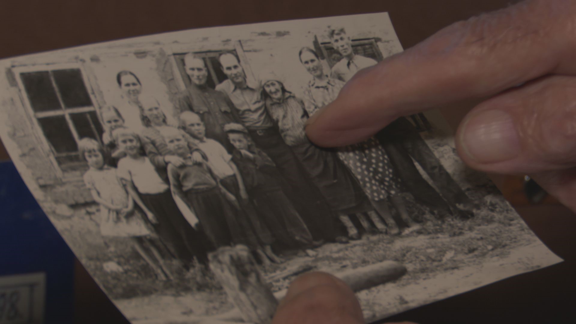 リャザンの実家で撮影した家族写真。トリンコフさん(右から4人目)の両脇で両親がほほえんでいる