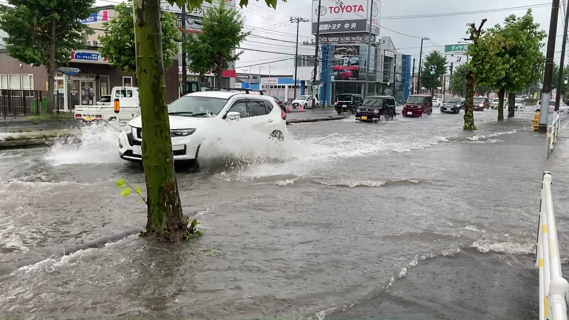 激しい雨で道路が冠水した函館市