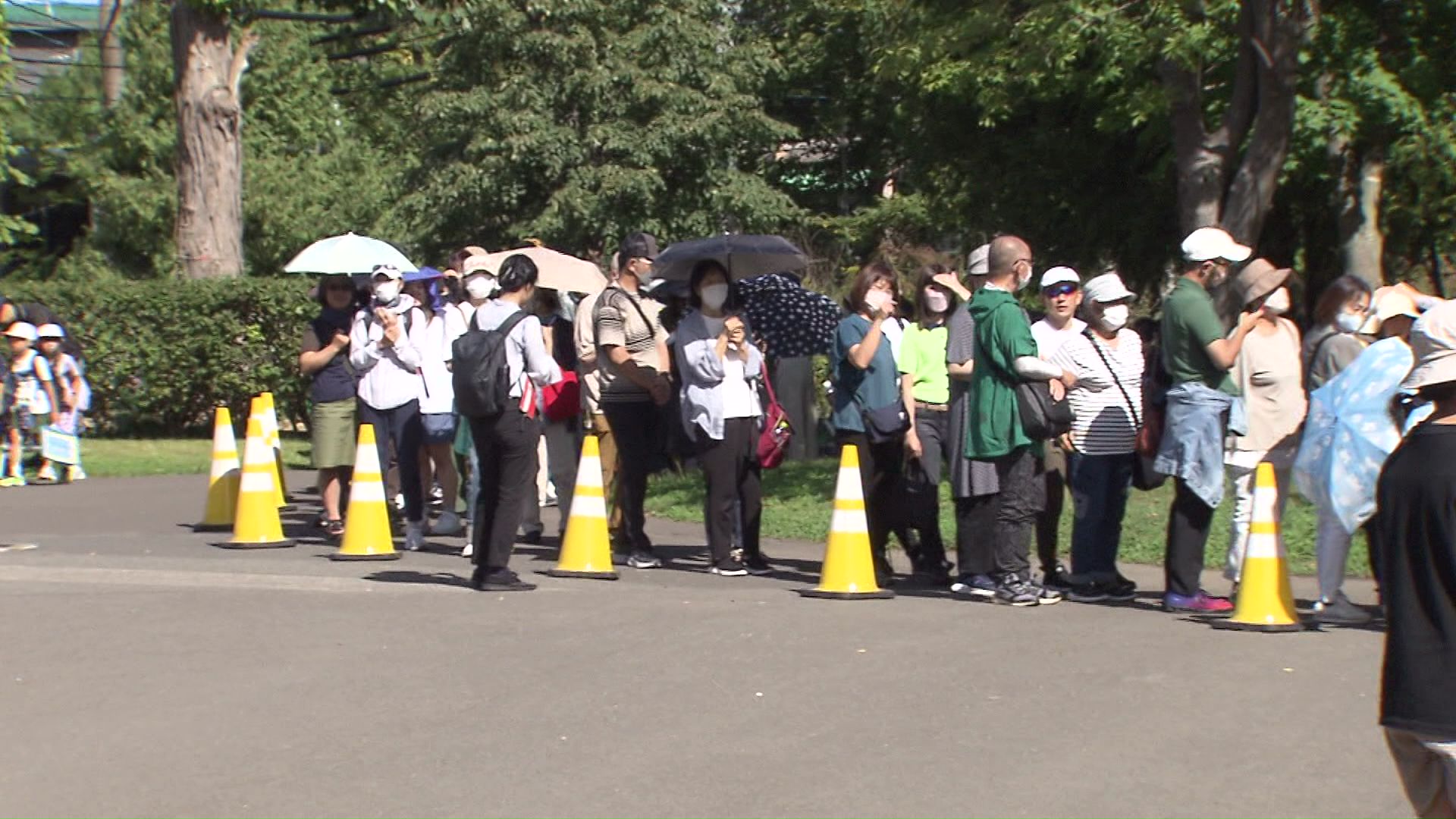 お披露目される動物園には長蛇の列が！